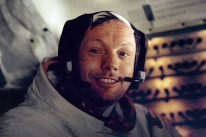 Fotografía del 20 de julio de 1969 cedida por la NASA del astronauta del Apollo 11, Neil Armstrong, en el interior del módulo lunar tras haber realizado su histórica caminata en la superficie de la Luna