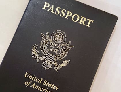 Fotografía del 25 de mayo de 2021 de la portada de un pasaporte de Estados Unidos en Washington. (AP Foto/Eileen Putman)