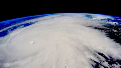 Fotografía del huracán Patricia desde una de las ventanillas de la Estación Espacial Internacional