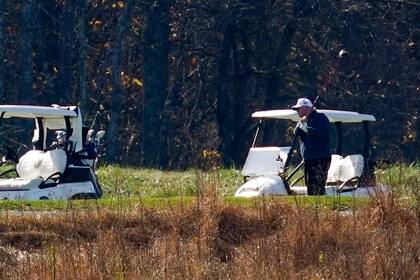Fotografía del presidente Donald Trump jugando al golf, hoy 7 de noviembre