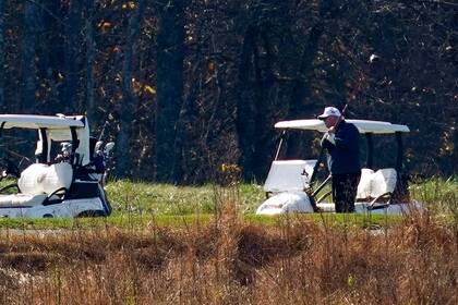 Donald Trump jugó al golf en el predio Trump National Golf Course, en Sterling, Virginia