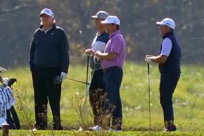 Fotografía del presidente Donald Trump jugando al golf luego del resultado final de las elecciones, hoy 7 de noviembre