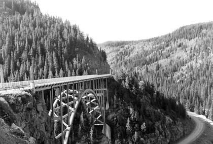 Fotografía del puente Red Cliff en 1998 (Wikimedia Commons/Paulhaberstroh)
