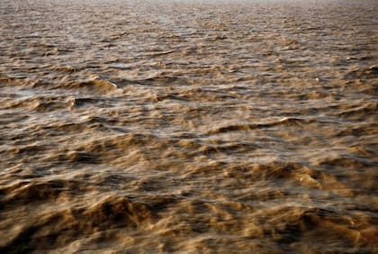 Fotografía del Río de la Plata que Marcelo Brodsky acompañó con la siguiente frase: “Al río los tiraron. Se convirtió en su tumba inexistente”.