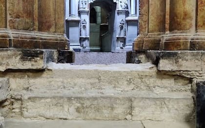 Fotografía del suelo de la basílica con una excavación previa hecha en el 2019