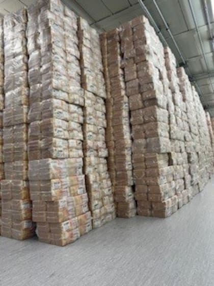 Fotografía del tesoro de un banco, repleto de billetes de $1000