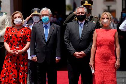 Fotografía publicada por la Presidencia de Chile que muestra al entonces presidente chileno Sebastián Piñera y a su mujer, Cecilia Morel, junto a Alberto Fernández y Fabiola Yanez, durante una visita oficial de Estado a La Moneda Presidencial