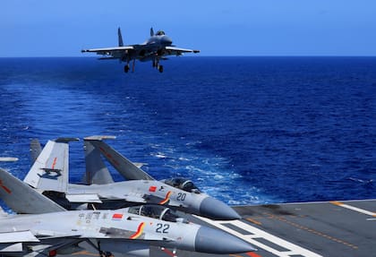 Fotografía sin fecha publicada el 31 de diciembre de 2021 por la agencia noticiosa Xinhua de un caza J-15 a punto de descender en el portaaviones Liaoning de la Armada china durante un entrenamientos militares. (Hu Shanmin/Xinhua vía AP)