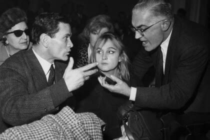 Fotografía tomada en 1961 del director italiano Pier Paolo Pasolini (izquierda) hablando con los actores italianos Franco Citti (derecha) y Laura Betti