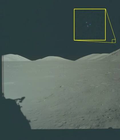 Fotografía tomada en 1972 que muestra tres objetos en formación triangular en el cielo lunar