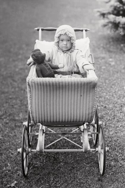 Fotografiada en el jardín de la casa de verano de los Vanderbilt cuando tenía poco más de un año.