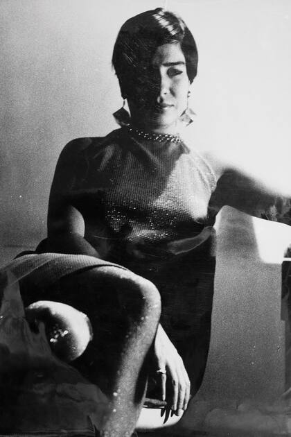 Fotografiada por Ronald Shakespear, con un vestido de diseño propio y aros de Edgardo Giménez (1966).
