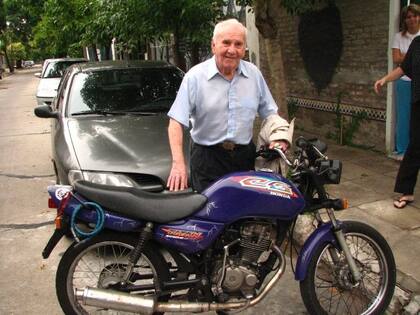 Fotografiado por su hija Cecilia en la localidad de Florida, Tito Withington junto a otras de sus aficiones, las motos. (Cortesía Cecilia Withington).