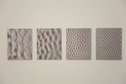 Fotografías de las formas abstractas producidas en el agua por el sonido, en la obra de Carsten Nicolai