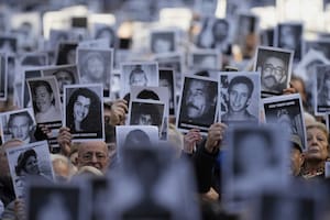 Fotografías de víctimas del atentado durante la ceremonia que conmemoró el 30º aniversario del ataque contra la AMIA, que mató a 85 personas