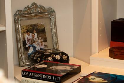 Fotografías del empresario Franco Macri con sus nietos aún se mantienen en la biblioteca.