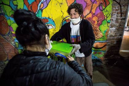 Fotógrafo y artesano, con la pandemia Pablo Armando debe asistir al merendero de Casa San, en donde también colabora