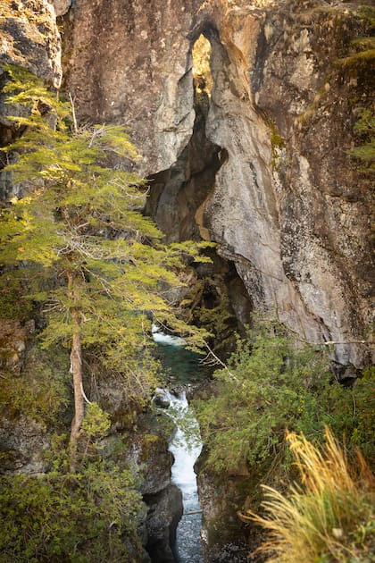 El propio Cajón del Azul: la fractura o falla de la roca se ve desde una altura que da vértigo por la presencia de precipicios.