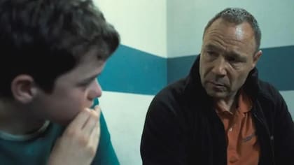 Fotograma de la serie "Adolescencia", donde aparece el joven actor Owen Cooper junto a Stephen Graham.