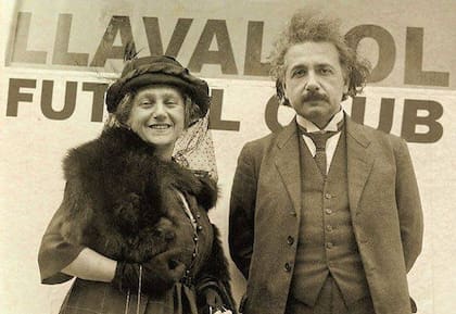 Fotomontaje muy difundido en redes para "demostrar" que Einstein estuvo en Llavallol. Lo cierto es que él vino solo a la Argentina, y el cartel de Llavallol está agregado sobre una foto en la que se lo ve con su prima y segunda esposa, en otra ocasión (a bordo del SS Celtic, en 1921).