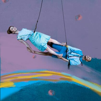 Dos amigos girando y jugando por el aire, como en una calesita aérea, en "Gregorio Imaginario"