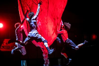 "Es todo muy arriba, no sólo por la altura", dice la bailarina Carla Rímola sobre "Hincha!"