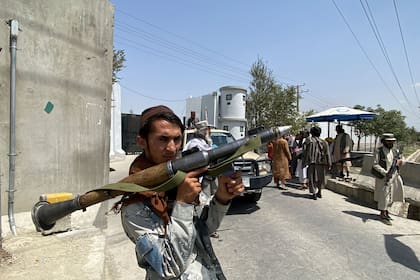 Un talibán custodia el Ministerio del Interior en Kabul