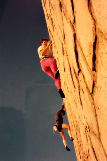 Una imagen de los primeros años de uso de la palestra que fue inaugurada en 1982; el proyecto fue ideado por un grupo de escaladores a quienes apodaban "ladrilleros"