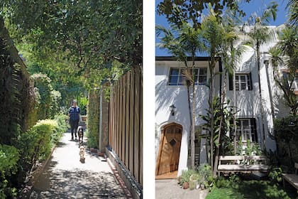 La dueña ingresando a su hogar –uno de cuatro PH en fila– con sus perros, Oscar y Thomas.