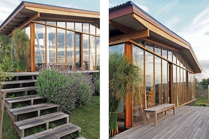 Aunque la transparencia impacta, no es un problema: el vidrio refleja durante el día y la casa está elevada respecto de la calle.