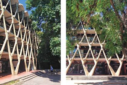 Otra joya arquitectónica de la capital es la Facultad de Arquitectura de la Universidad de Mendoza, diseñada por el italiano Enrico Tedeschi. Está en Paseo Dr. Emilio Descotte 750