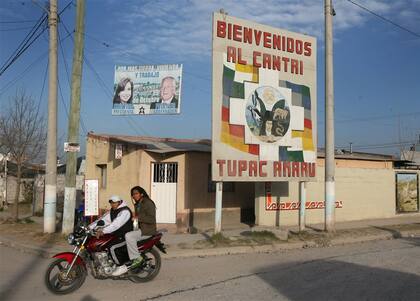 Fotos de la Presidenta y Fellner, en el ingreso a El Cantri de la Tupac