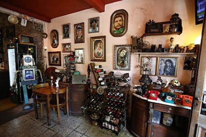 Maradona, Gardel y el Che Guevara están presentes en las paredes del bodegón