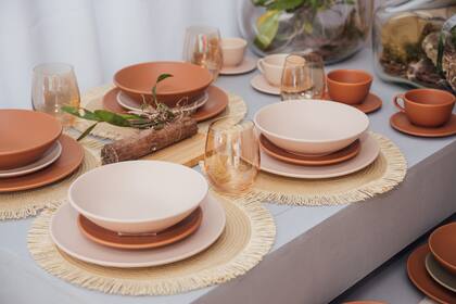 Una de las tendencia actuales es el uso de platos hondos generosos, que se puedan usar todo los días y más allá de la sopa. Las piezas sin ala que permiten aprovechar toda la superficie también pisan fuerte.