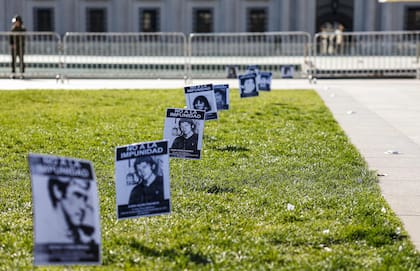 Fotos de los detenidos desaparecidos en los jardines del Palacio de La Moneda, la sede del gobierno chileno