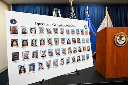 Fotos de los sospechosos de la Operación “Gangsta’s Paradise” tras una conferencia de prensa federal en la que se anunciaron los resultados de una redada llevada a cabo la mañana del jueves contra miembros de pandillas radicadas en el condado de Orange, el 23 de abril de 2026, en el Edificio Federal Ronald Reagan en Santa Ana (Foto de Anjali Sharif-Paul, The Sun/SCNG)