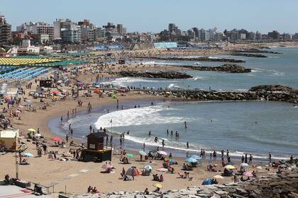 Hasta las playas tienen distancia social garantizada: salvo excepciones, sobra arena y faltan cuerpos al sol.