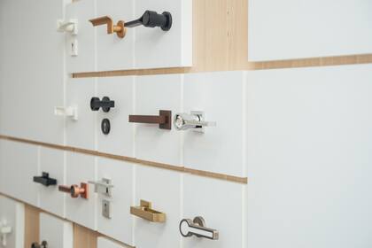 Imposible no quedarse mirando los picaportes. Vienen en zamak, una aleación de acero inoxidable y aluminio, y con detalles en madera y hasta piedra Swarovski.