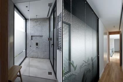 la suite principal tiene un box de ducha que da a un patio privado y abierto. De acá nace el lucernario que le da más luz a la cocina. Se usó el mismo porcelanato que en la planta baja (Portobello Berliner Sand).