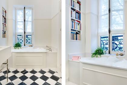 El baño en suite tiene piso damero de mármol, nicho-biblioteca.