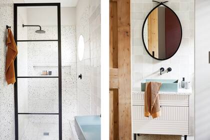 Un portón corredizo maximiza el espacio separando el baño, con bacha de apoyo (Studio 19) y mesada y revestimiento en granito (Union Tiles).