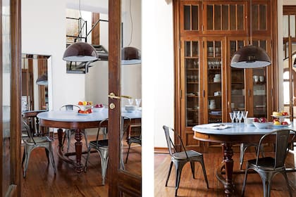 Mesa con tapa pintada de celeste (Muebles Vieja Estación). Sillas ‘Tólix’ (Mercado Libre). Lámpara colgante (Alibaba).