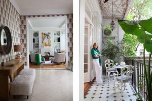 Fotos de un depto con balcón con piso de porcelanato y juego de mesa y sillas de hierro forjado.