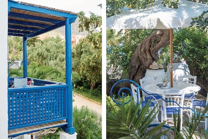 Balcón de madera con techo de paja y vigas pintadas en riguroso azul. 