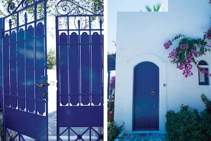 El portón de chapa pintado de azul es una contraseña para los visitantes.