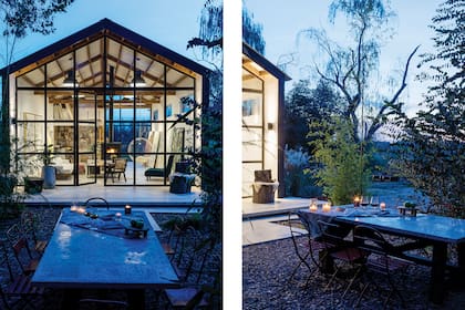 Mesa exterior de madera revestida en chapa de zinc y rodeada de sillas ‘Quilmes’.