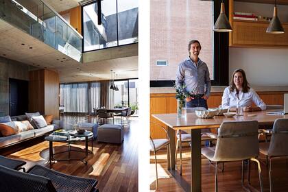 Vanesa y Nacho en el comedor. Lámparas colgantes diseñadas a medida en cerámica y madera (Ambos Lighting). Un toilette casi imperceptible detrás del acceso principal. Todas las puertas son pivotantes para que los planos de madera parezcan siempre revestimiento.