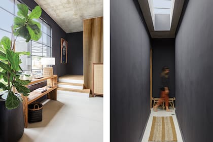 Consola (Santo). Lámpara (Rancho Deco). En el descanso de la escalera, foto de Juan Manuel Santana. En el pasillo, alfombras (Seara). Banco (Yūgen).