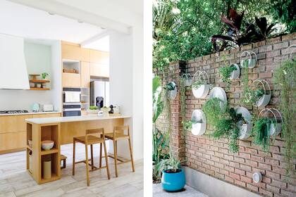 Muebles y barra (Raúl Magnarelli). Mesadas de la cocina, barra y alzada en ‘Blanco puro’ de StoneQuartz (Marmolería Lanzavecchia). Tostadora y pava eléctrica (Smeg). Banquetas (Talleres Sustentables). Piezas de cerámica (Cruda Cerámica). Floreros y fruteros (Blau Co).