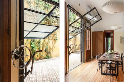 La puerta levadiza es el elemento que le dio identidad a la casa y transformó la dinámica de la cocina con más aire, luz y un diseño original.